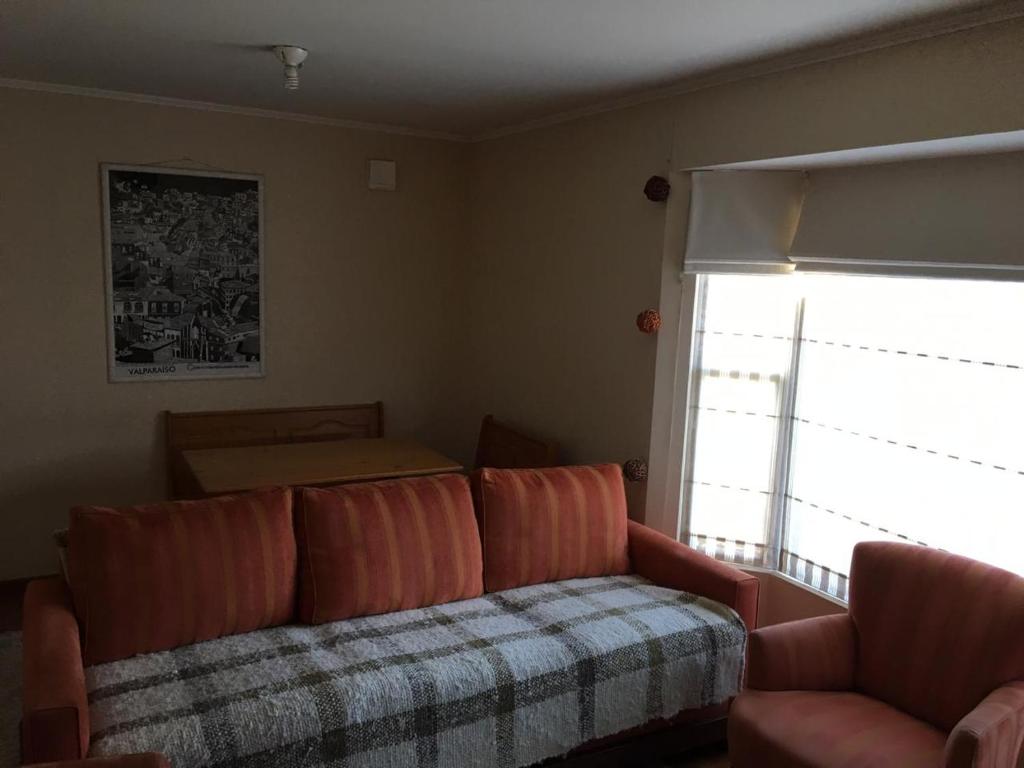 巴拉斯港Quimantu的带沙发和窗户的客厅