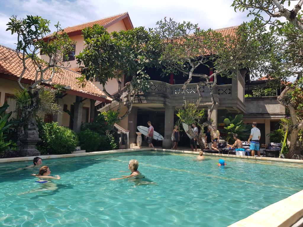 沙努尔普瑞梅沙瑞酒店的一群人在游泳池游泳