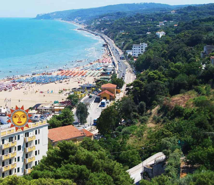 罗迪-加尔加尼科索拉丽亚酒店的享有海滩、建筑和大海的景色