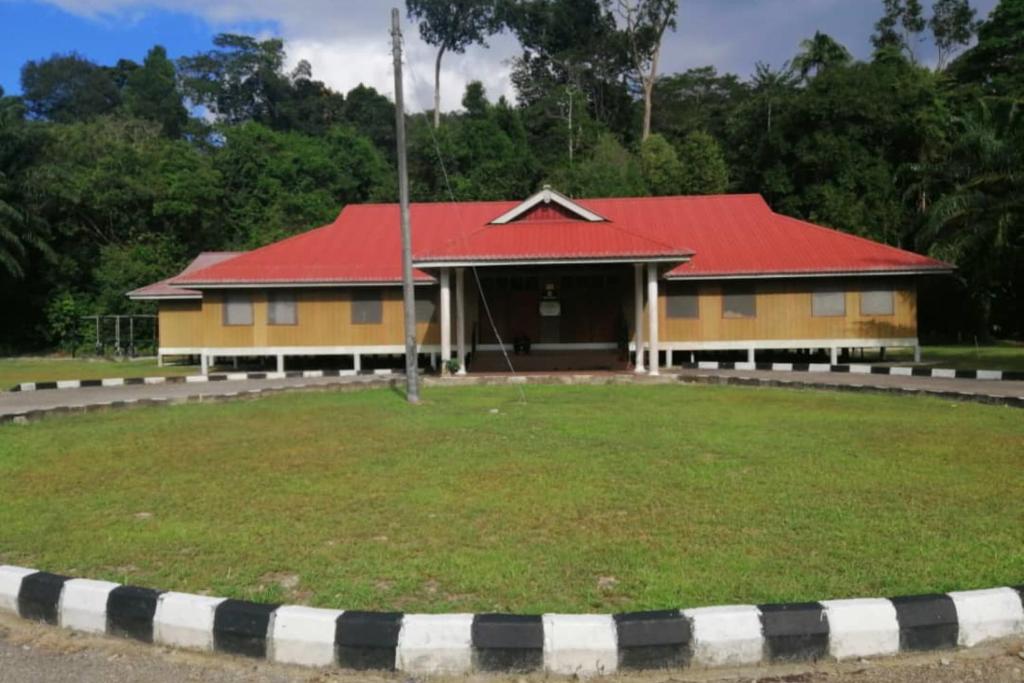 Pontian BesarSPOT ON 90014 Otternest @ Gunung Pulai 2的红色屋顶的黄色房子