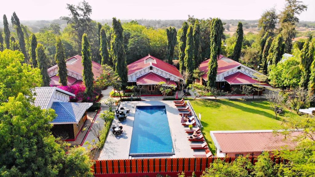 蒲甘红宝石真实酒店的享有带游泳池的度假村的空中景致