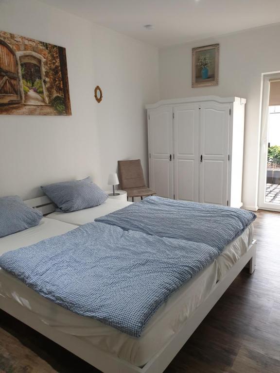 克桑滕Villa Ferialis的一间卧室配有一张带蓝色毯子的大床