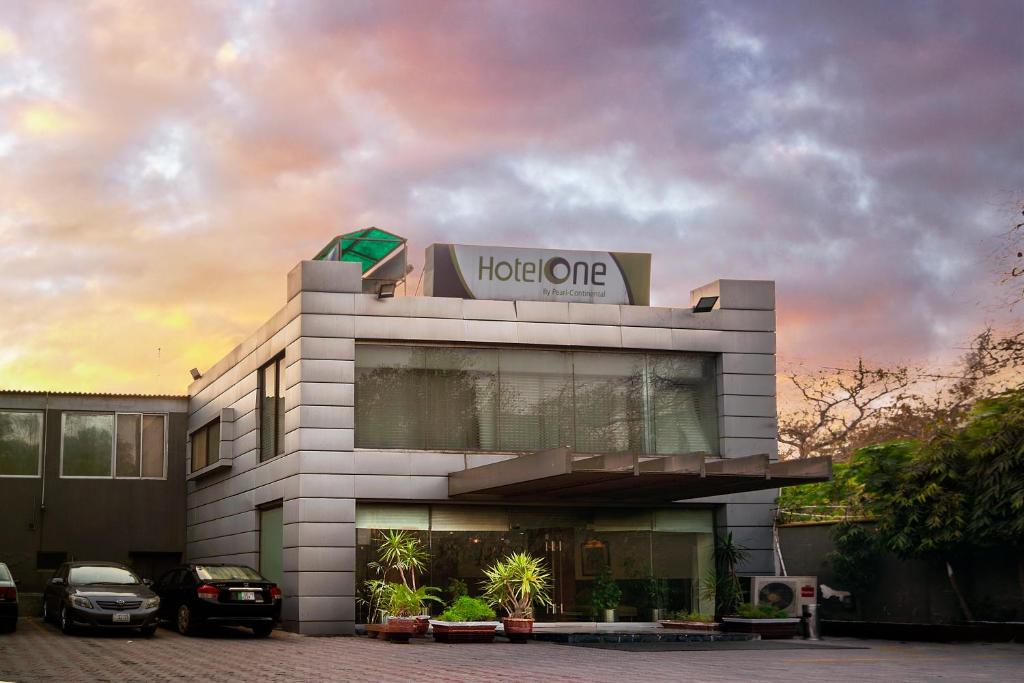 拉合尔Hotel One The Mall, Lahore的一个酒店,一个在前面停车的酒店