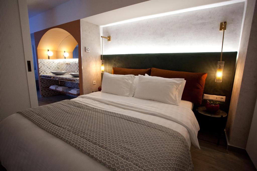比雷埃夫斯努法拉酒店的卧室配有带白色枕头的大床