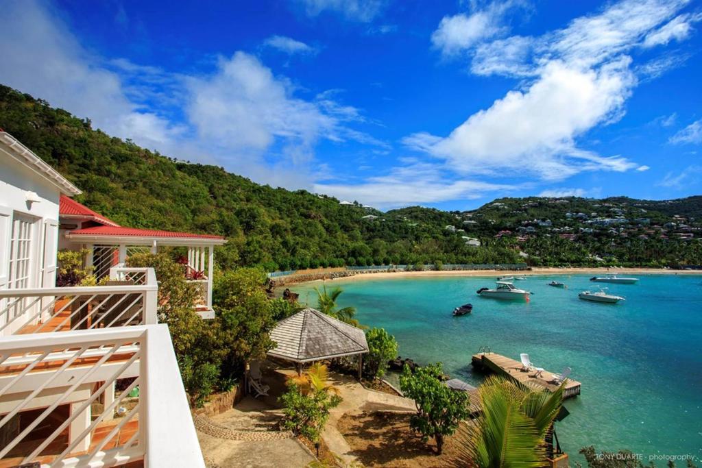 Saint BarthelemyDream Villa St-Jean 597的享有海滩和水中船只的景色