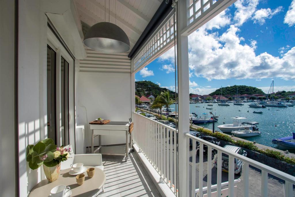 古斯塔维亚Dream Villa Gustavia 868的享有水景和船景的阳台