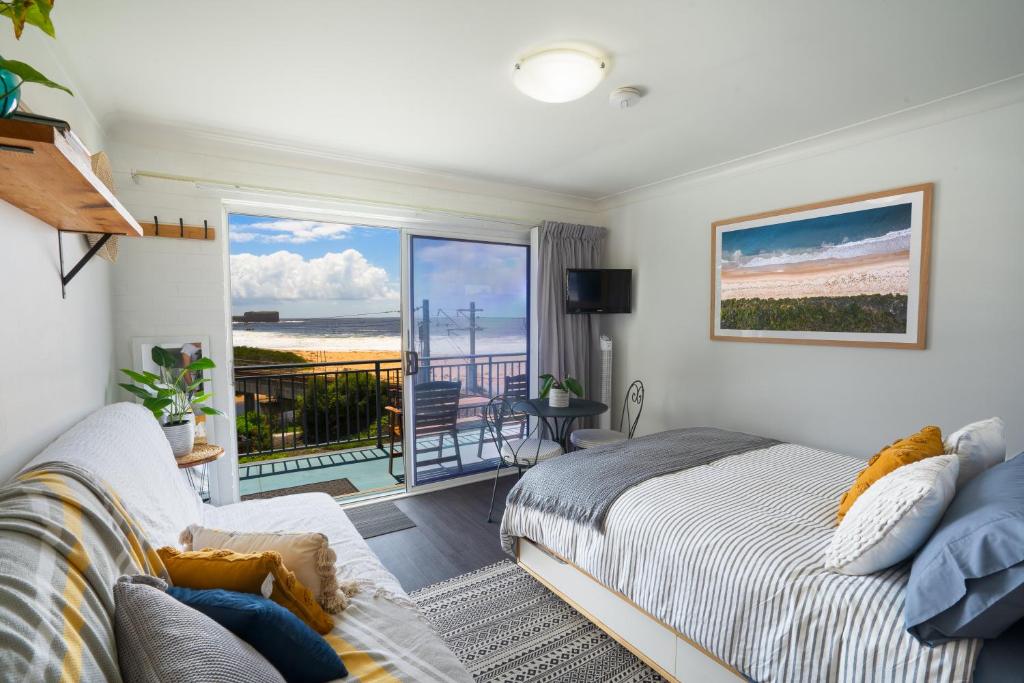 凯阿玛Sea Breeze Studio的一间卧室配有一张床,享有海景