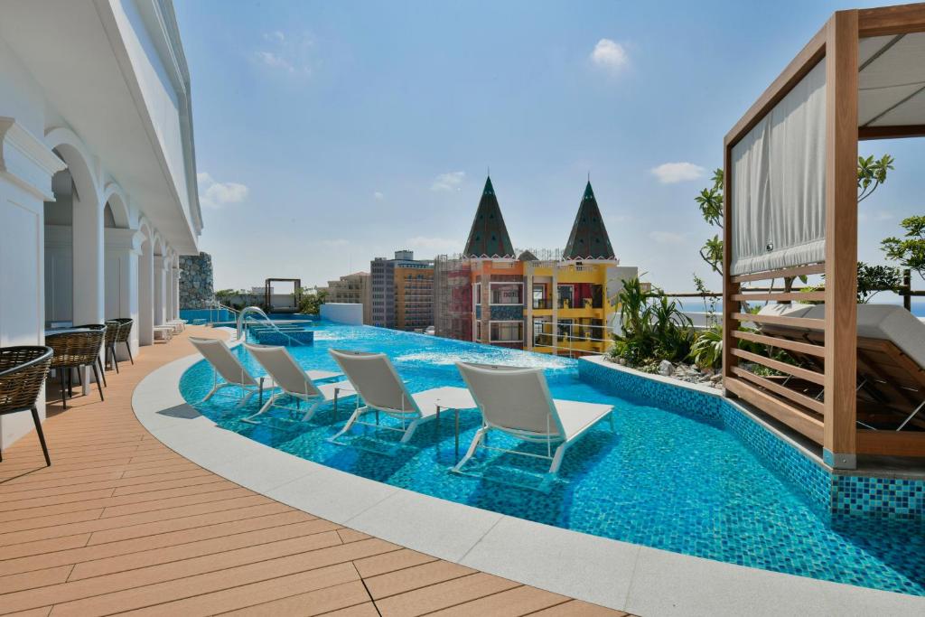 北谷町Lequ Okinawa Chatan Spa ＆ Resort的建筑物屋顶上的游泳池