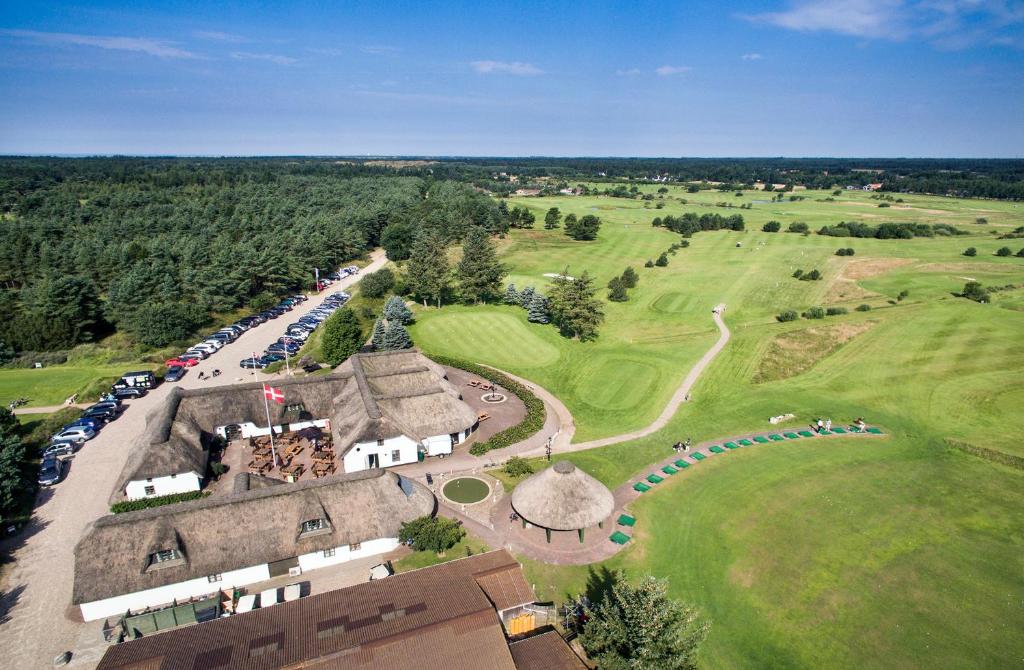 布拉万德Blåvandshuk Golf Hostel的享有一座带高尔夫球场的建筑的空中景致