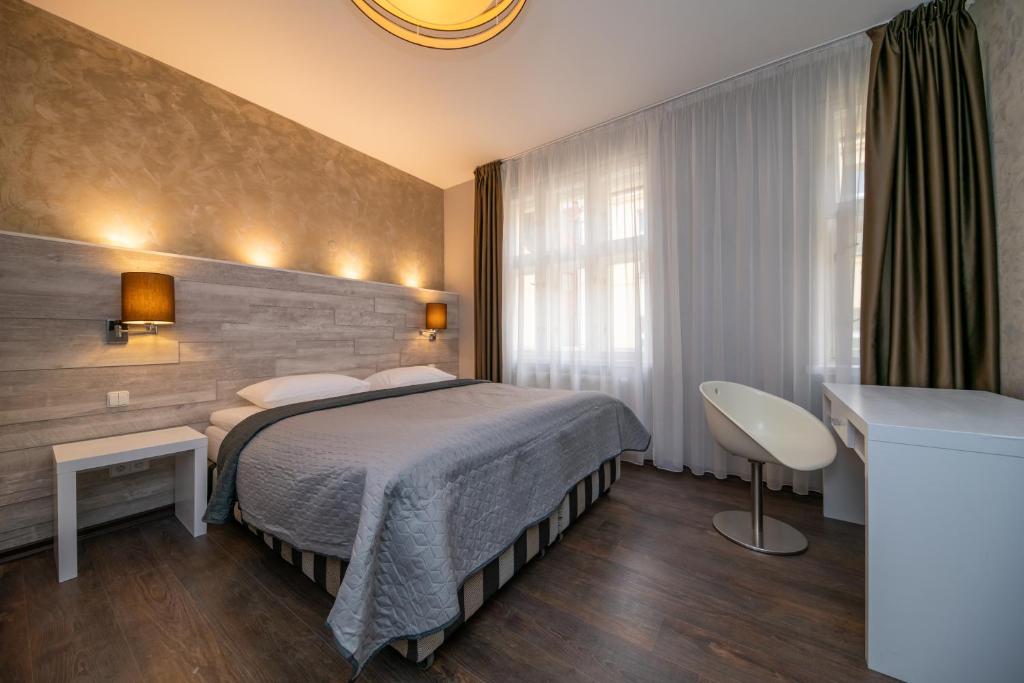 布拉格布拉格恩布里欧酒店的酒店客房设有床和窗户。