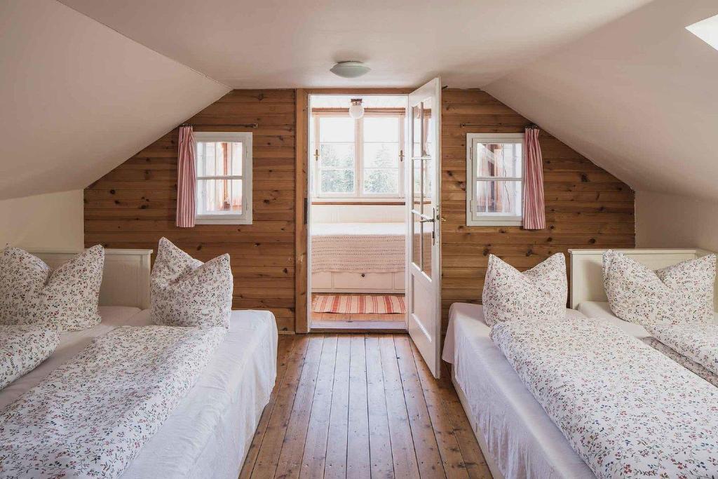 因斯布鲁克2小木屋酒店客房内的一张或多张床位