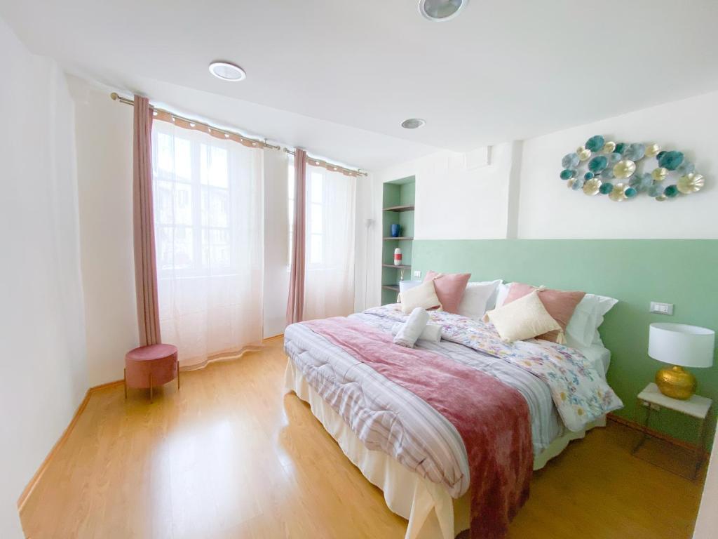 卢卡OROROSA Lucca City Center Apartment的一间设有床铺的卧室,位于带窗户的房间内