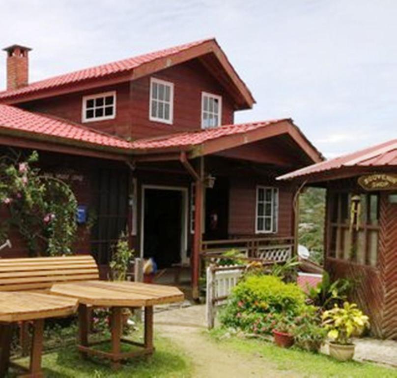 昆达桑山里度假村的前面有一张野餐桌的房子