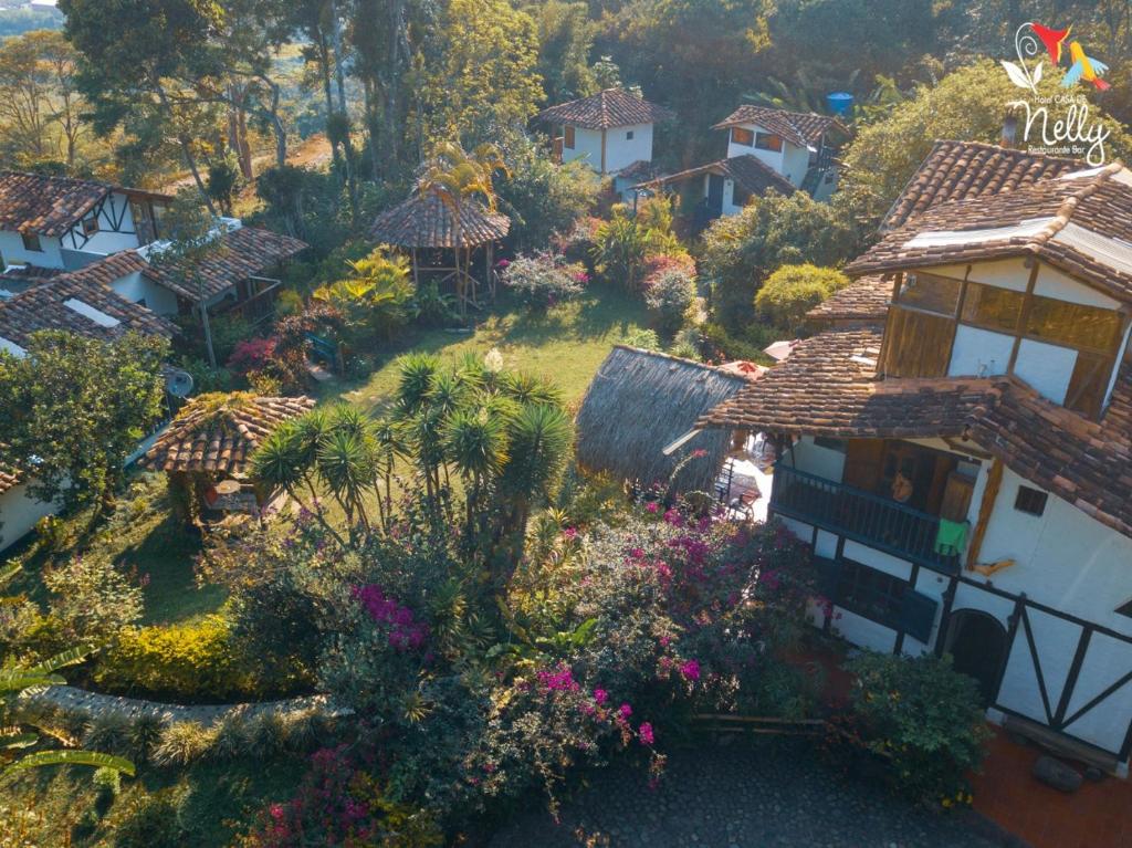 圣奥古斯丁Hotel Casa de Nelly的花园的空中美景,鲜花盛开