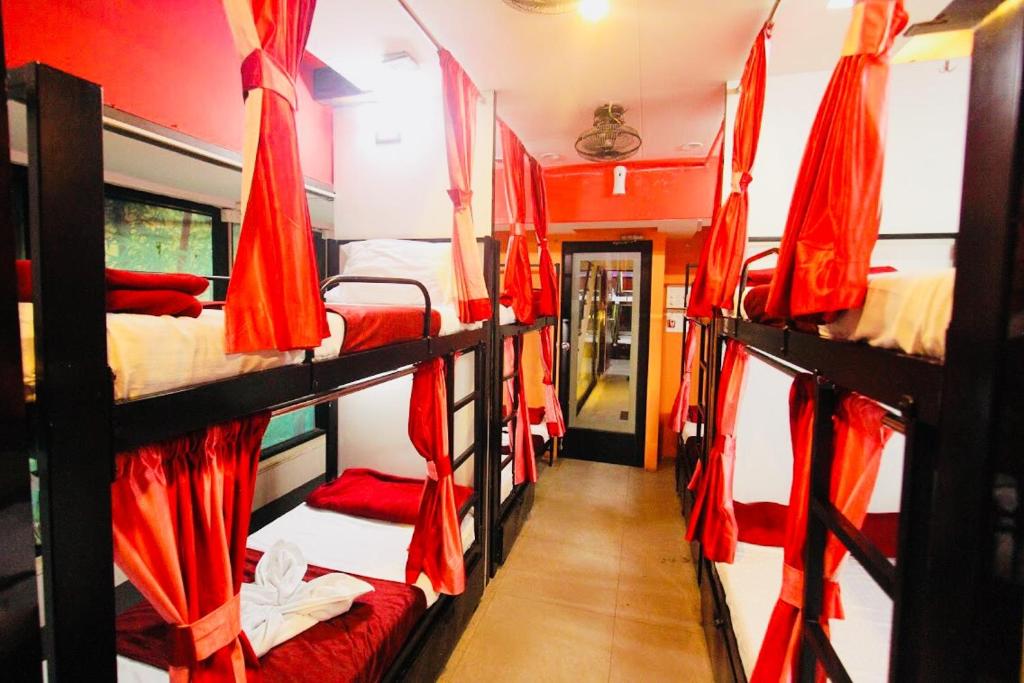 孟买Town Hostel Mumbai - AC Dormitory的一间设有四张双层床的火车房间