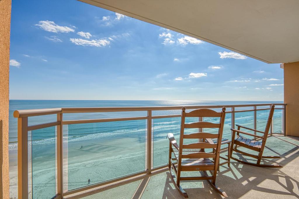 默特尔比奇Bahama Sands Condos的一个带两把椅子的海景阳台