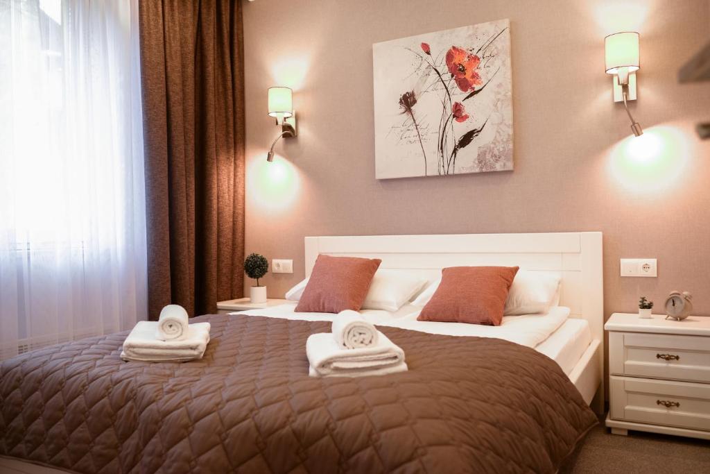 利沃夫B&B Apartment-Lviv的一间卧室配有一张大床和毛巾