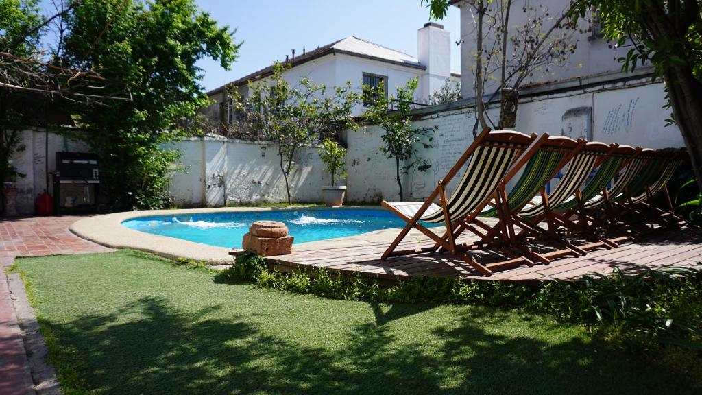 圣地亚哥温塔纳苏尔旅馆的游泳池畔的2张折叠躺椅
