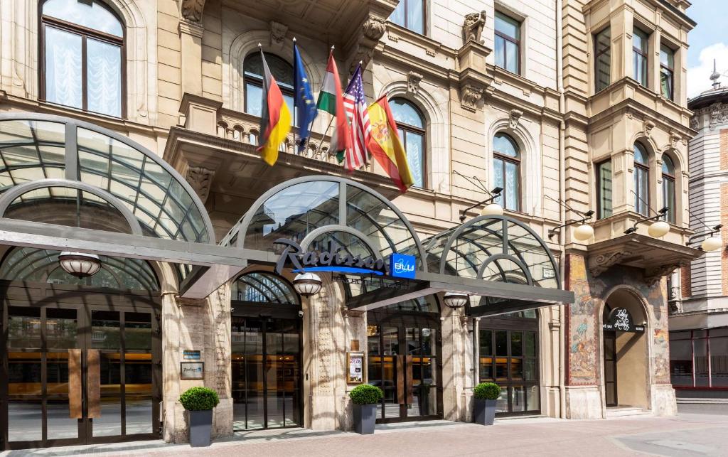 布达佩斯布达佩斯贝克丽笙布鲁酒店的前面有不同旗帜的建筑