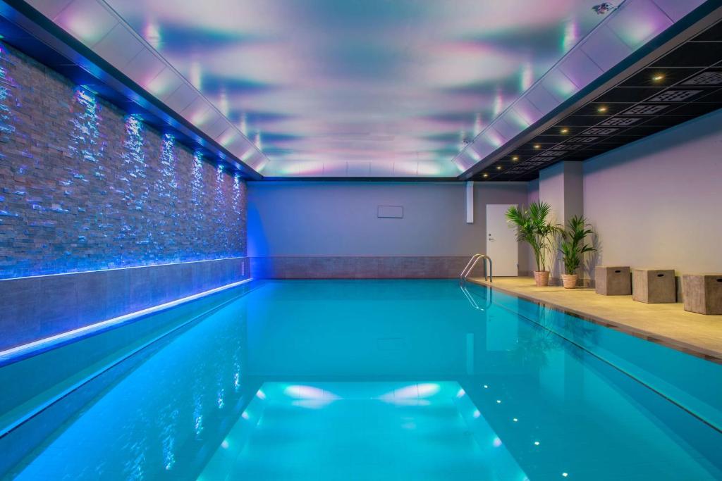 奥斯陆奥斯陆斯堪的纳维亚丽笙酒店的一个带蓝色灯光的室内游泳池