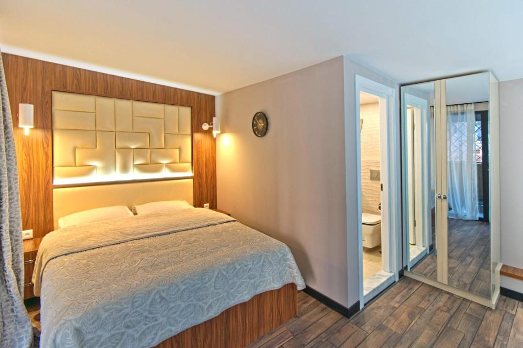 第比利斯Sakhli at Chavchavadze ave 15的一间卧室设有一张床和一个滑动玻璃门