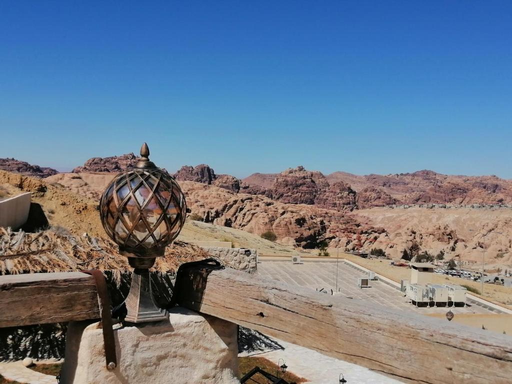 瓦迪穆萨Infinity Lodge的从山顶上欣赏沙漠景色