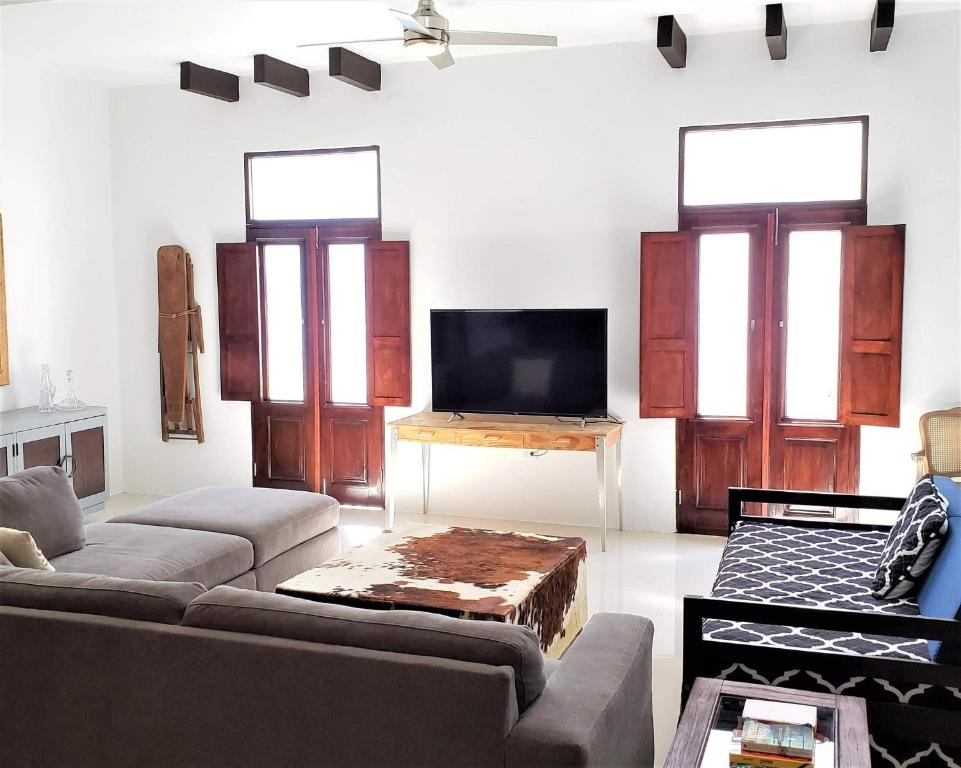 圣胡安KASA The Lofts of Old San Juan 201 HUGE 2 bed 2 bath for 6 Washer Dryer的带沙发和电视的客厅