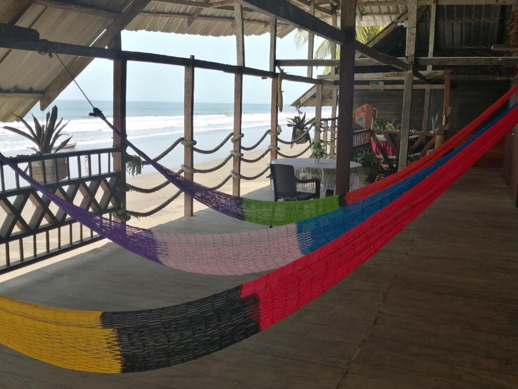 努基Cabañas Refugio Salomon的海滩客房里一张色彩缤纷的吊床