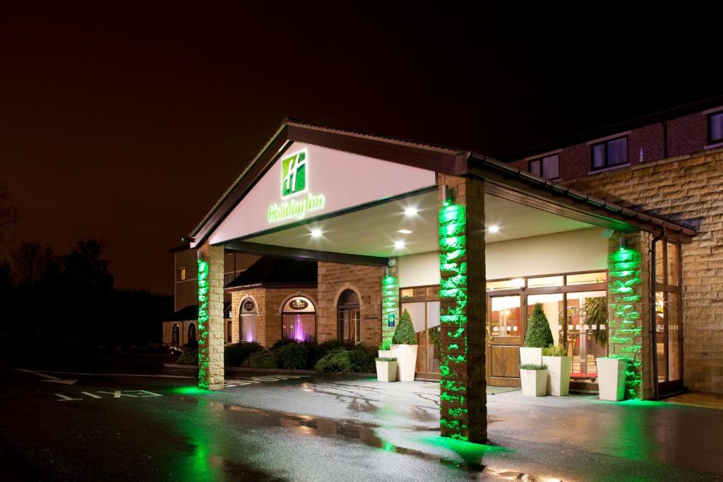 巴恩斯利巴恩斯利假日酒店的一间晚上有绿灯的商店