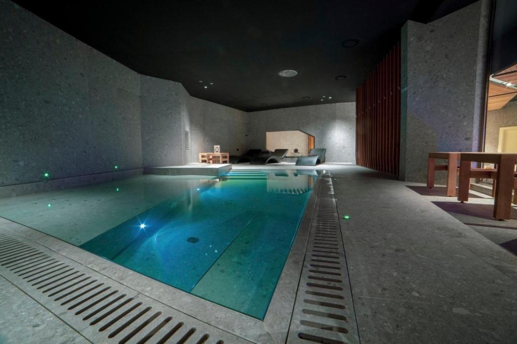 卡夏精华大酒店的大楼内的大型游泳池