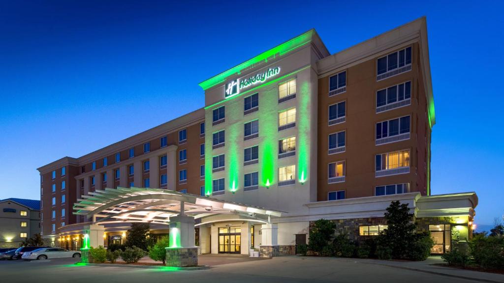 俄克拉何马城俄克拉荷马市机场假日酒店的前面有一个绿色标志的酒店