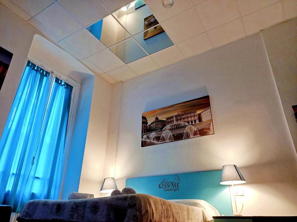 热那亚尤里Il玛尼菲克酒店的客厅设有格子天花板和沙发