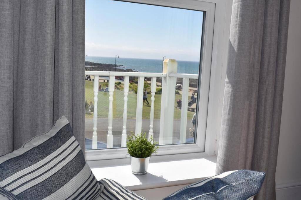 韦斯特沃德霍Drift Away Apartment的客房设有海景窗户。