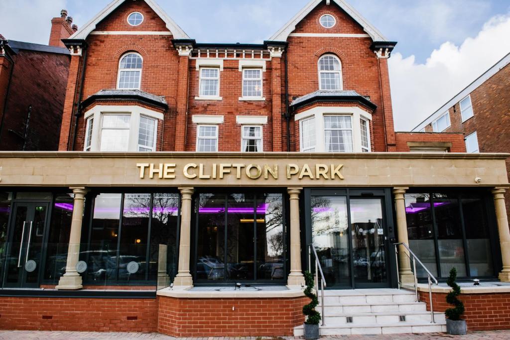 莱瑟姆-圣安妮Clifton Park Hotel - Exclusive to Adults的一座砖砌建筑,设有门厅公园