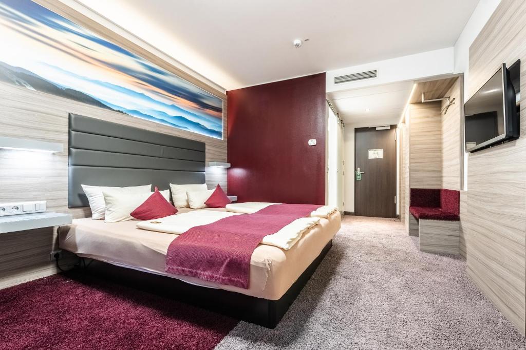 Wüstenrot莱特博格度假酒店的一间卧室配有一张大床和一台平面电视
