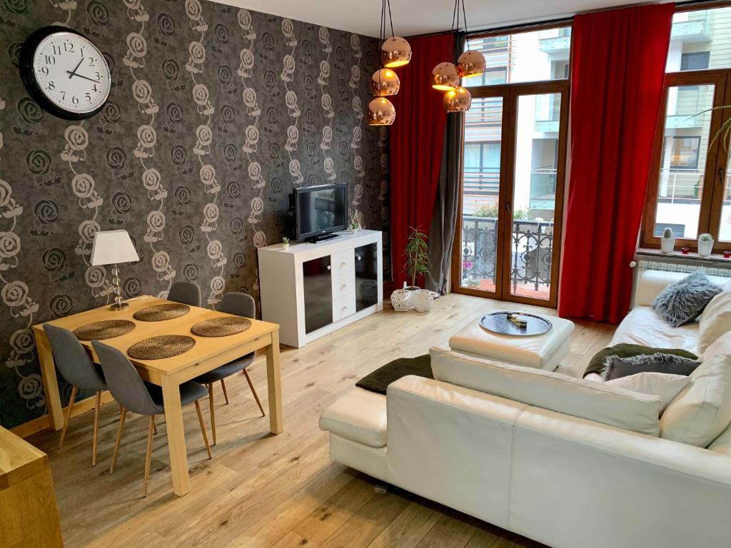布鲁塞尔Grand Appartement Jourdan EU的客厅配有沙发和桌子