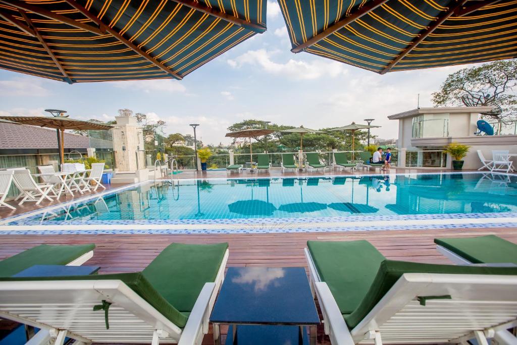 仰光Prestige Residences at Golden Valley by Grand United Hospitality的一个带桌椅的大型游泳池