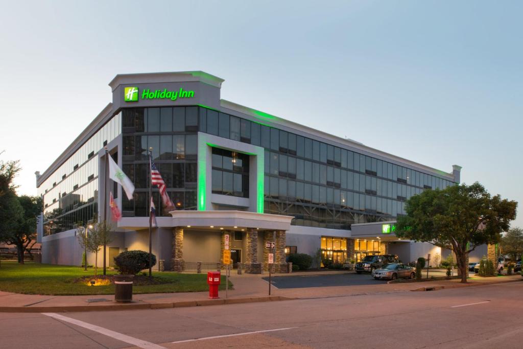圣路易斯Holiday Inn St Louis Downtown/Convention Center, an IHG Hotel的上面有绿色标志的建筑