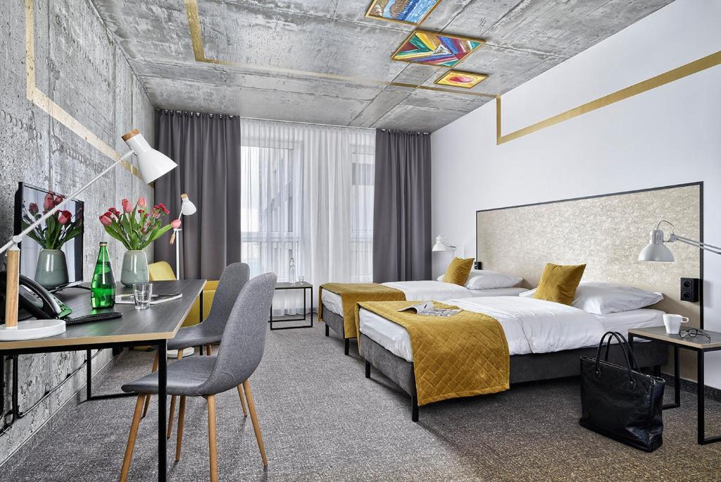 华沙Hotel Arche Geologiczna的酒店客房配有两张床和一张书桌