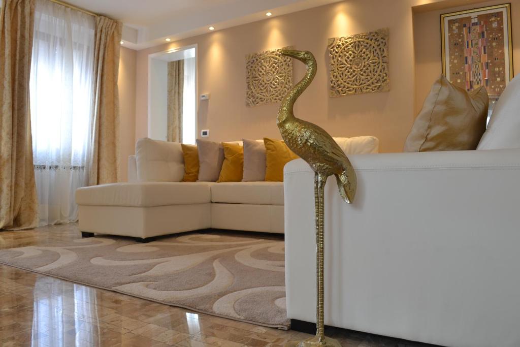 威尼斯SAN MARCO3 Apartment的鸟雕像立在客厅的墙上