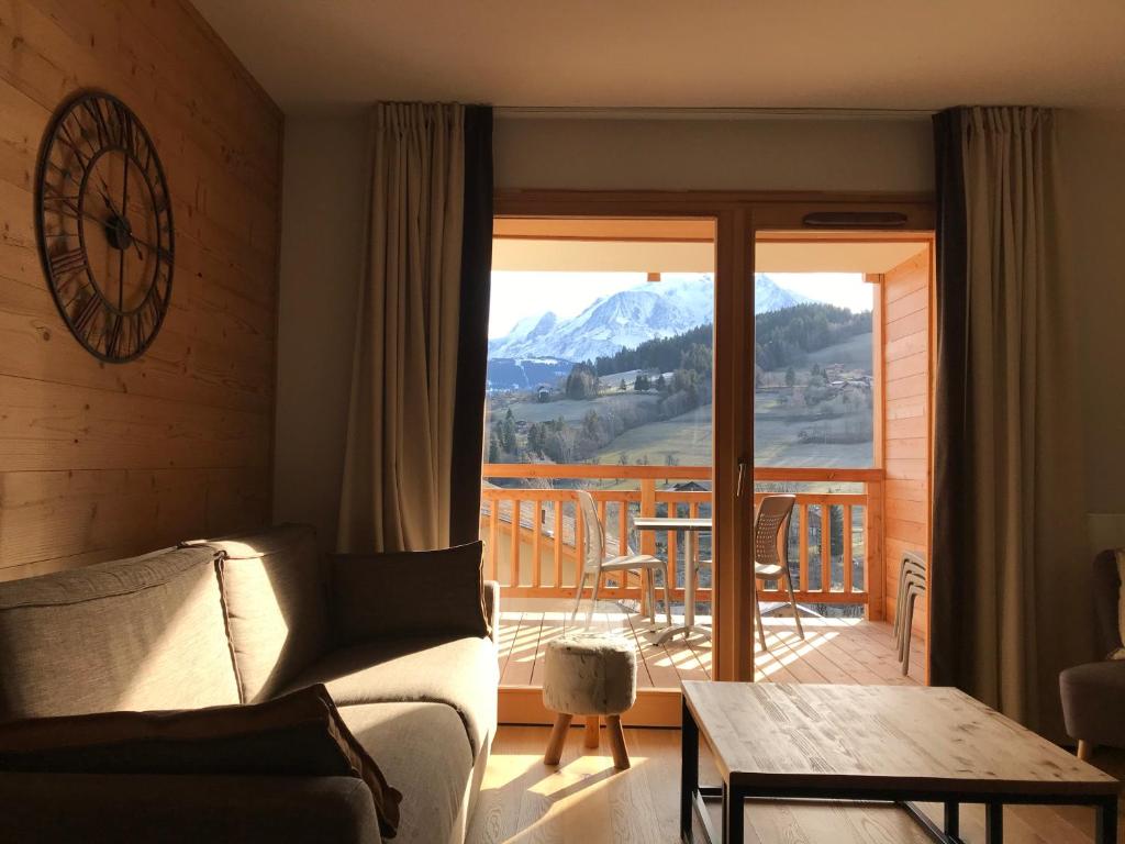 孔布卢Luxury 2 Bedroom Apartment with view of Mont Blanc的客厅配有沙发和桌子