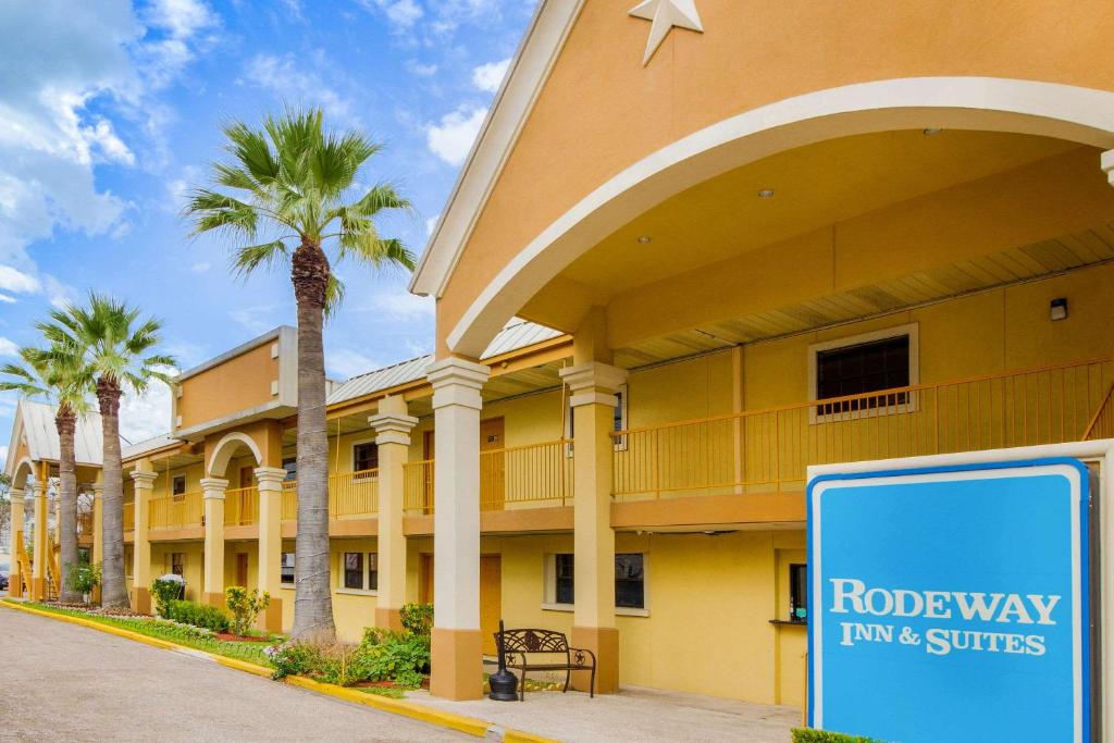 休斯顿Rodeway Inn & Suites Houston near Medical Center的建筑前有标志的酒店