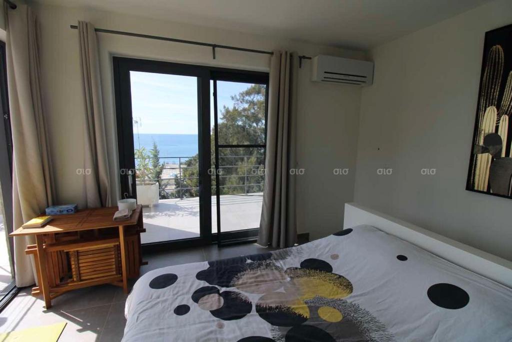 圣卡特琳娜迪纳德Bellavista的一间卧室配有一张床,享有海景