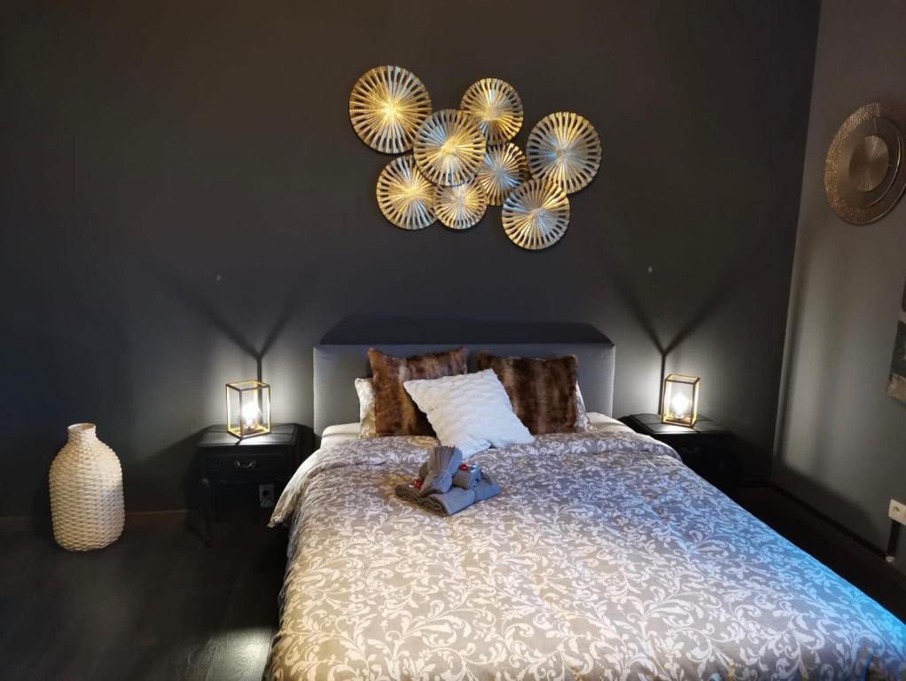 那慕尔LA SUITE 159的卧室配有一张带两盏灯的墙壁床。