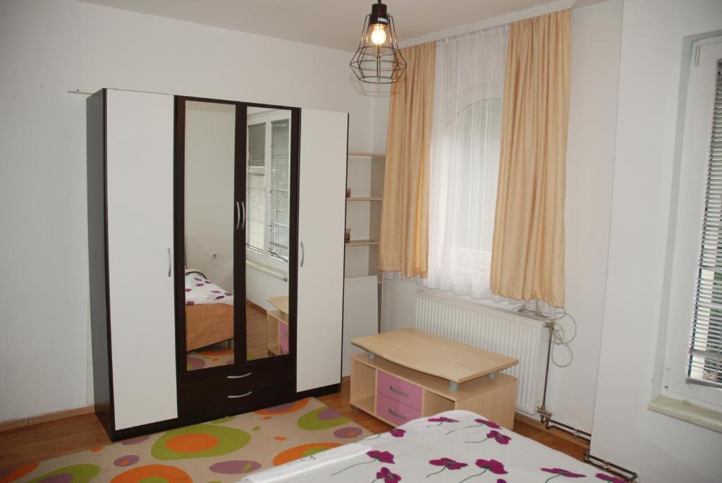 巴尼亚卢卡Vila Ratković的一间带镜子、一张床和梳妆台的卧室