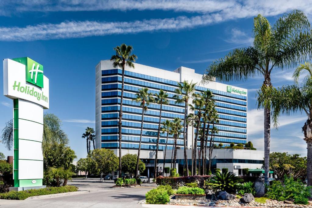 托伦斯Holiday Inn Los Angeles Gateway-Torrance, an IHG Hotel的一座棕榈树的办公楼