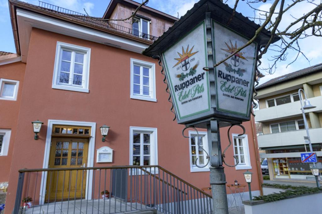 康斯坦茨Gasthaus Adler Allmannsdorf的建筑物前的街道灯