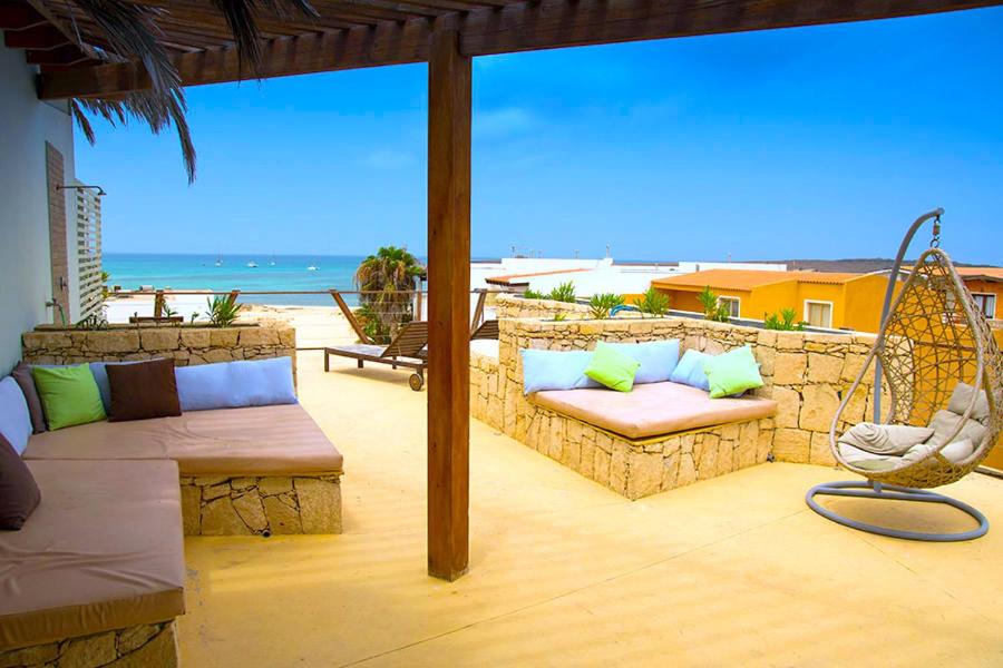 萨尔雷Ca' Madeira的一个带沙发和椅子的庭院和海滩