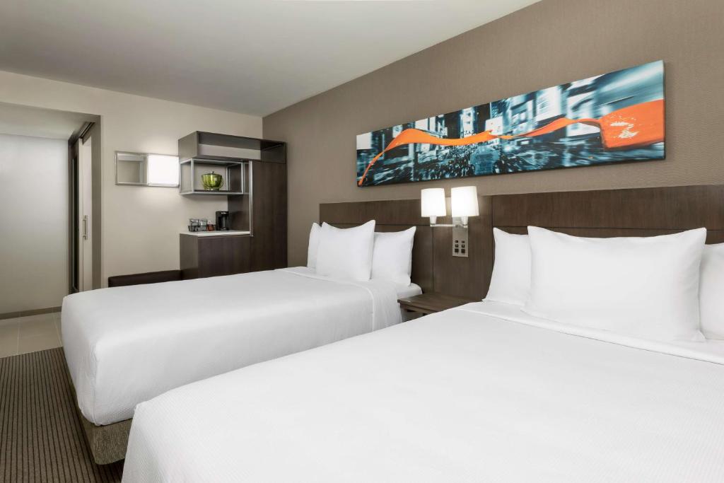 Hyatt Place New York City - Times Square客房内的一张或多张床位