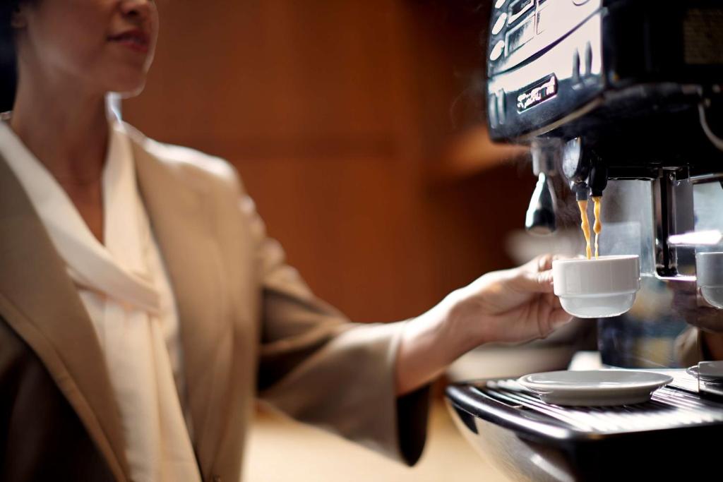Hyatt Place New York City - Times Square的咖啡和沏茶工具